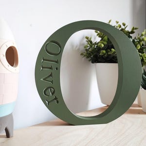 Letra inicial personalizada para la decoración de la estantería de la guardería, letra con nombre grabada en madera, regalo único con nombre para bebé, niño o adolescente.