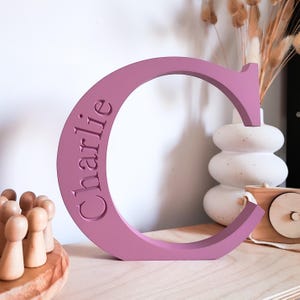 Letrero para estante de guardería con letras grabadas en madera, letra mayúscula personalizada con nombre, regalo personal para niñas, niños o adolescentes, letrero con nombre de hospital