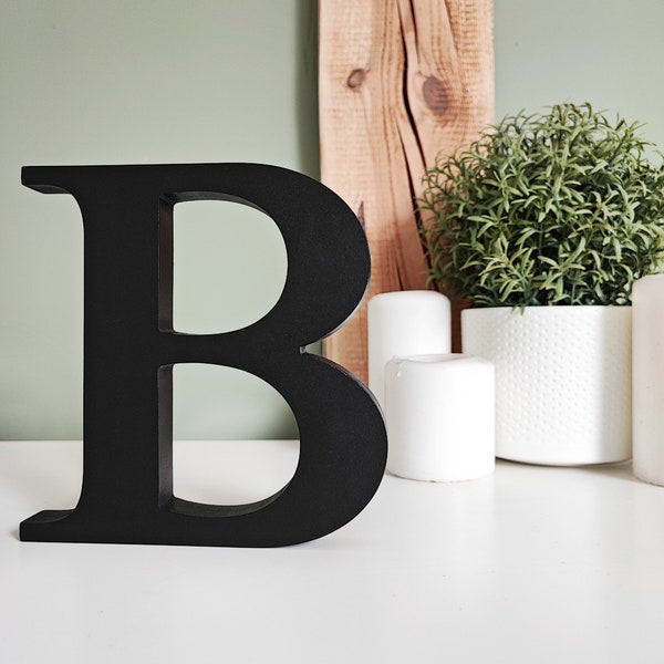 Holzbuchstaben, freistehender Buchstabe, Holzbuchstaben in 3D, dekorativer Initialen Schreibtischdekor, schwarzer freistehender Buchstabe B aus Holz