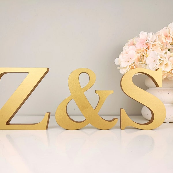 Set aus 3 freistehenden Holzbuchstaben für Hochzeitstischdekoration, Paar-Ornament, herzförmige Tischdekoration, Hochzeits-Herzstück, goldfarbener Holzbuchstabe