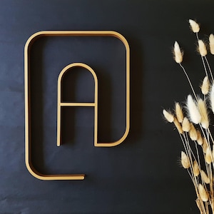 Decoração de parede com letras para jogadores, placa de arroba dourada moderna de meados do século para parede, decoração de quarto de adolescente com arte de parede MCM, decoração de parede de escritório com letras grandes