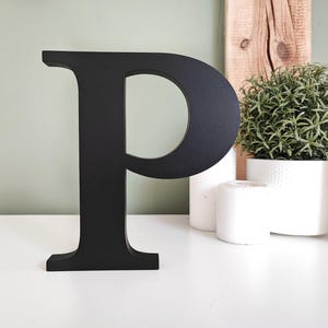 Letras independientes pintadas para estantes, letras de bloque 3D de madera personalizadas, decoración de escritorio con iniciales decorativas, letra P grande de madera independiente