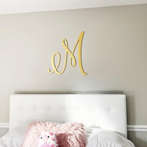 Letra de monograma de madera personalizada para decoración sobre la cama: decoración de pared con iniciales personalizadas y hechas a mano, regalo de boda, cumpleaños o inauguración de la casa para ella
