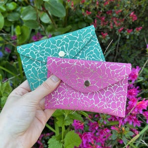 Tarjetero de piel con estampado floral verde. Monedero de ante metalizado. Minicartera hecha a mano para ella. Idea de regalo primaveral para amigas.