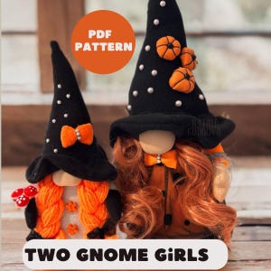 Op de afbeelding: Twee handgemaakte kabouterfiguren met zwarte heksenhoeden, oranje haar en oranje accenten. Eén hoed heeft een oranje strik, de andere heeft oranje pompoenen. De tekst "PDF PATTERN" staat in een oranje cirkel. De tekst "TWO GNOME GIRLS" staat onderaan.