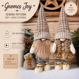 Puede incluir: Dos muñecos de gnomos hechos a mano con sombreros a cuadros y largas barbas. Los gnomos visten trajes grises y beige con zapatos blancos. La imagen también incluye una pequeña bolsa y el texto "Gnomes Joy Sewing Pattern PDF + Video Tutorial".