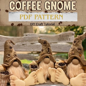 Peut inclure: Tutoriel de bricolage DIY pour un patron PDF de gnome café. L'image montre trois gnomes faits à la main avec de longues barbes beiges, des chapeaux beiges et de grands pieds. Chaque gnome tient un petit sac de grains de café. Le texte "COFFEE GNOME" et "PDF PATTERN" sont affichés.