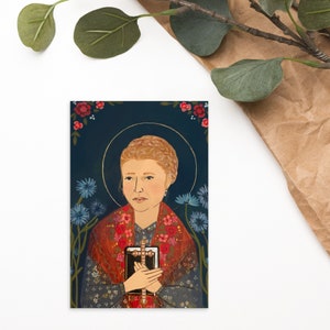 Könnte beinhalten: Porträt einer Frau mit goldenem Heiligenschein, die ein Buch mit einem Kreuz hält. Sie trägt einen roten Schal mit Blumenmustern und ein dunkelblaues Kleid. Der Hintergrund ist dunkelblau mit roten und blauen Blumen.