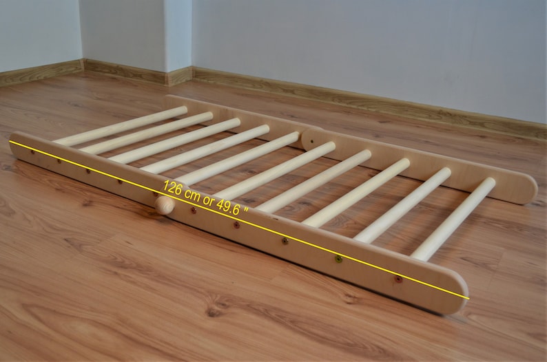 Op de afbeelding: Houten klimlat met 8 sporten, 126 cm lang. De ladder is gemaakt van natuurlijk hout en heeft een lichtbruine kleur.