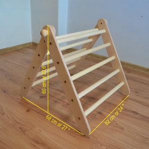Op de afbeelding: Houten klimtriangel met vijf sporten, 60 cm hoog, 68 cm breed en 62 cm diep.