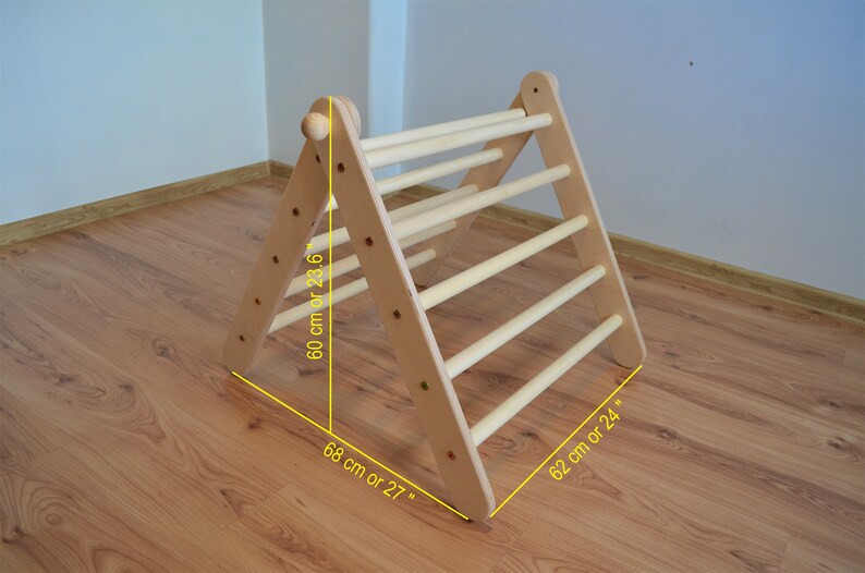 Op de afbeelding: Houten klimtriangel met vijf sporten, 60 cm hoog, 68 cm breed en 62 cm diep.