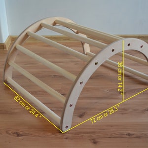 Op de afbeelding: Houten boogklimmuur met vier sporten, 62 cm breed, 36 cm hoog en 72 cm diep.