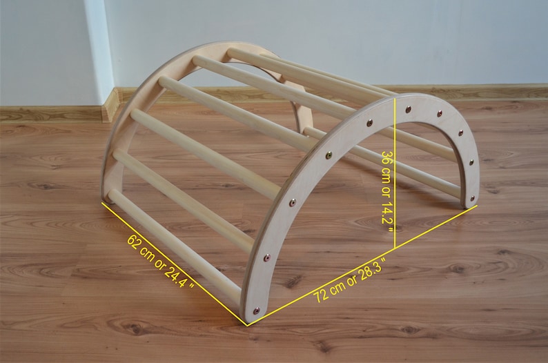 Op de afbeelding: Houten boogklimmuur met vier sporten, 62 cm breed, 36 cm hoog en 72 cm diep.