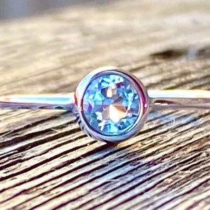 Anello in topazio naturale rotondo e blu in argento sterling