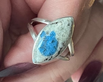 Peut inclure: Une bague en argent avec une pierre ovale marbrée bleu et blanc.