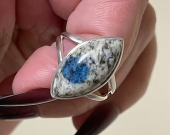 Peut inclure: Une bague en argent avec une pierre ovale marbrée bleu et blanc sertie dans une bande en argent.
