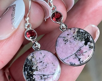 Pendientes colgantes de rodonita y granate en plata de ley