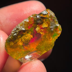 Raw Ethiopian Welo Opal: 27 Cts Natural Gemstone Crystal