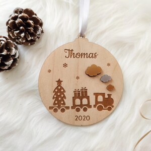 Personalisierte Weihnachtskugel - Kleines Zugmodell - Holz und Plexiglas