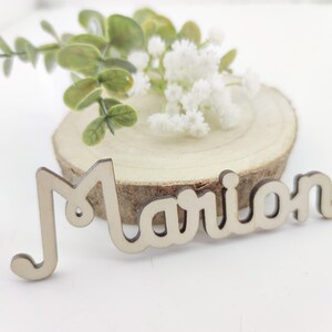Aus Holz geschnittene Namens-Tischkarte - Modell Ornella - Hochzeit, Taufe oder Geburtstag - Personalisierte Tischdekoration