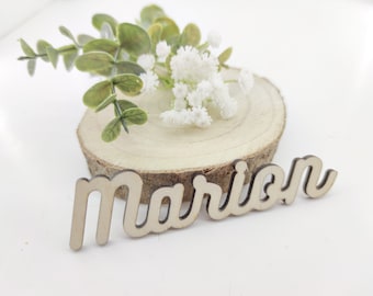 Houten naamkaartje uitgesneden - model Lucia - Bruiloft, doop of verjaardag - Gepersonaliseerde tafeldecoratie