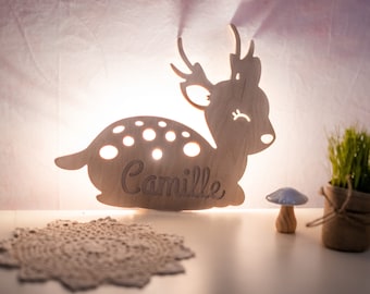 Lampe murale personnalisée en bois - Modèle cerf ou biche - Idéal cadeau de naissance