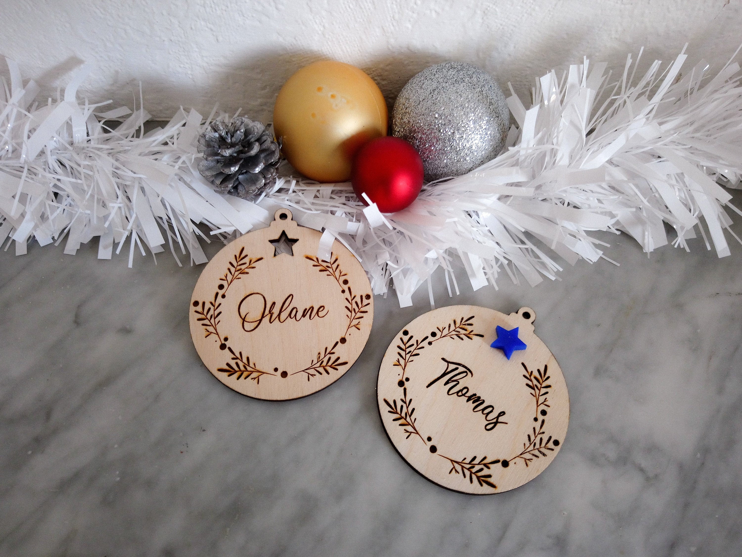 Boule de Noël Personnalisée avec Prénom en Bois et Plexiglas