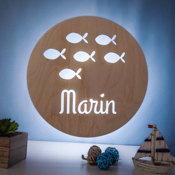 Applique murale ronde en bois personnalisée sur le thème de l'océan avec ses petits poissons découpés