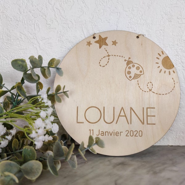 Plaque de naissance personnalisée avec coccinelle - Décoration murale en bois à suspendre - Chambre de bébé fille