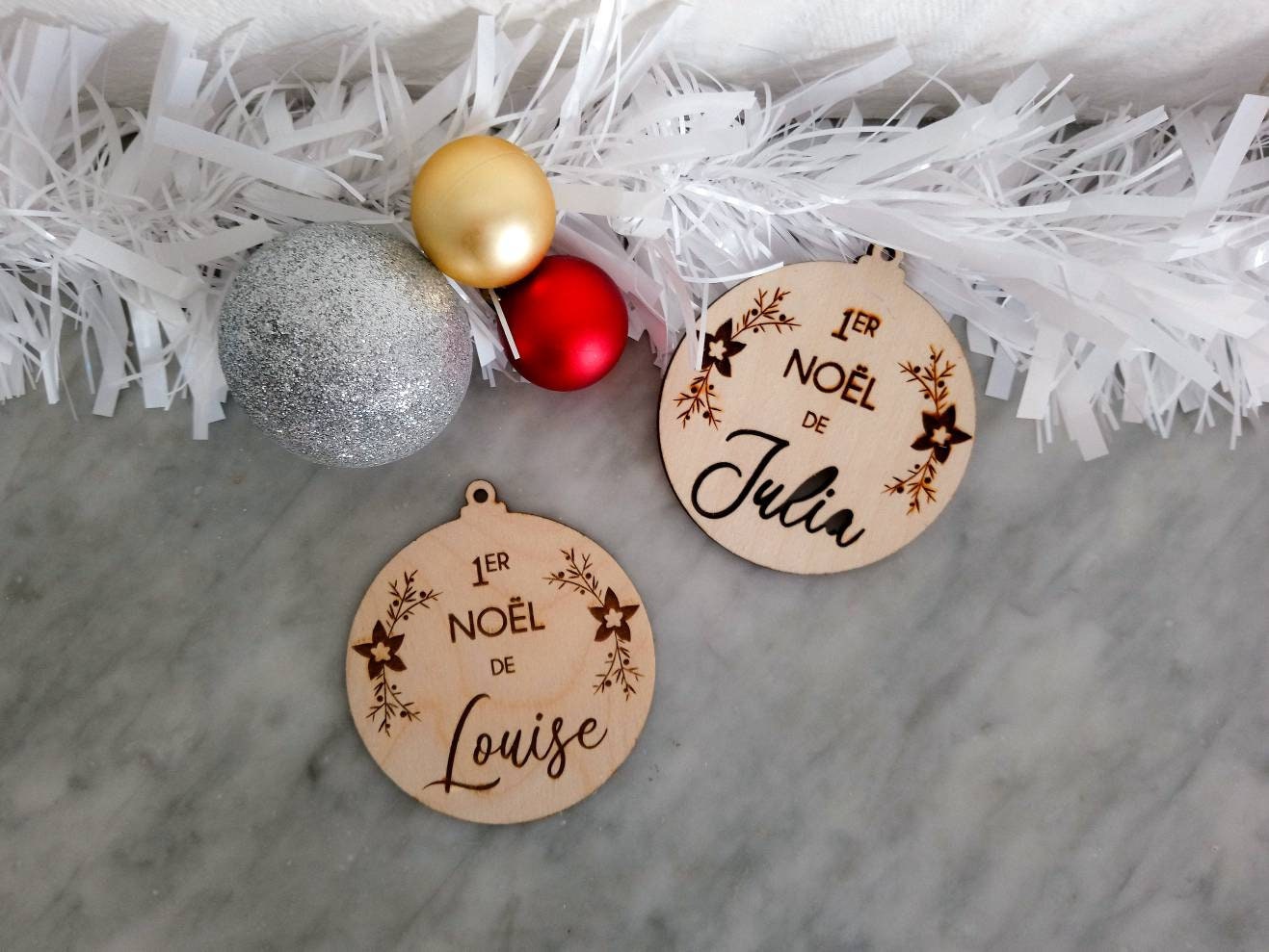 Boule de Noël Personnalisée en Bois avec Prénom Gravé ou Découpé