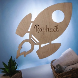 Personalized wooden rocket night light – Children’s LED wall lamp – Space theme decoration