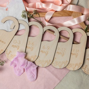 Séparateurs de penderie en bois - Modèle floral - Dressing bébé