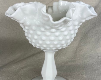 フェントン ホブネイル ホワイト ミルクガラス 花瓶：フリルエッジ