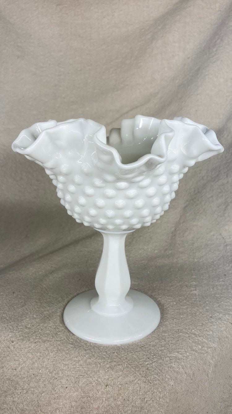 フェントン ホブネイル ホワイト ミルクガラス 花瓶：フリルエッジ
