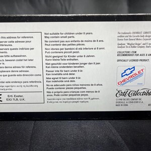 Puede incluir: Caja negra con texto multiling&uuml;e, incluyendo "Le rogamos que guarde esta direcci&oacute;n como referencia." Presenta el logotipo de Chevrolet y la marca "Ertl Collectibles". Producto con licencia oficial, recomendado para mayores de 8 a&ntilde;os.