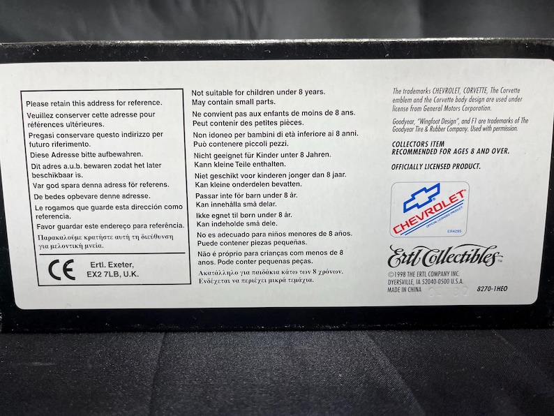 Puede incluir: Caja negra con texto multiling&uuml;e, incluyendo "Le rogamos que guarde esta direcci&oacute;n como referencia." Presenta el logotipo de Chevrolet y la marca "Ertl Collectibles". Producto con licencia oficial, recomendado para mayores de 8 a&ntilde;os.