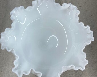 フェントン ホブネイル ホワイト ミルクガラス 花瓶：フリルエッジ