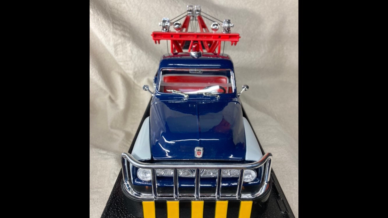 Road Legends 1953 Ford F-100 Wrecker Diecast Truck 1 18 for