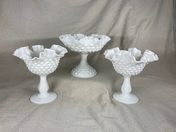 フェントン ホブネイル ホワイト ミルクガラス 花瓶：フリルエッジ