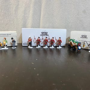 Department 56 ヘリテージ ビレッジ コレクション アクセサリー | クリスマス キャロル、ヨーマン オブ ザ ガード、チェルシー マーケット ミスルトウ カートからお選びください