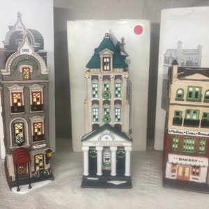  Department 56 Heritage Village Collection ; Christmas in the  City Series ; Arts Academy #5543-3 : Home & Kitchen