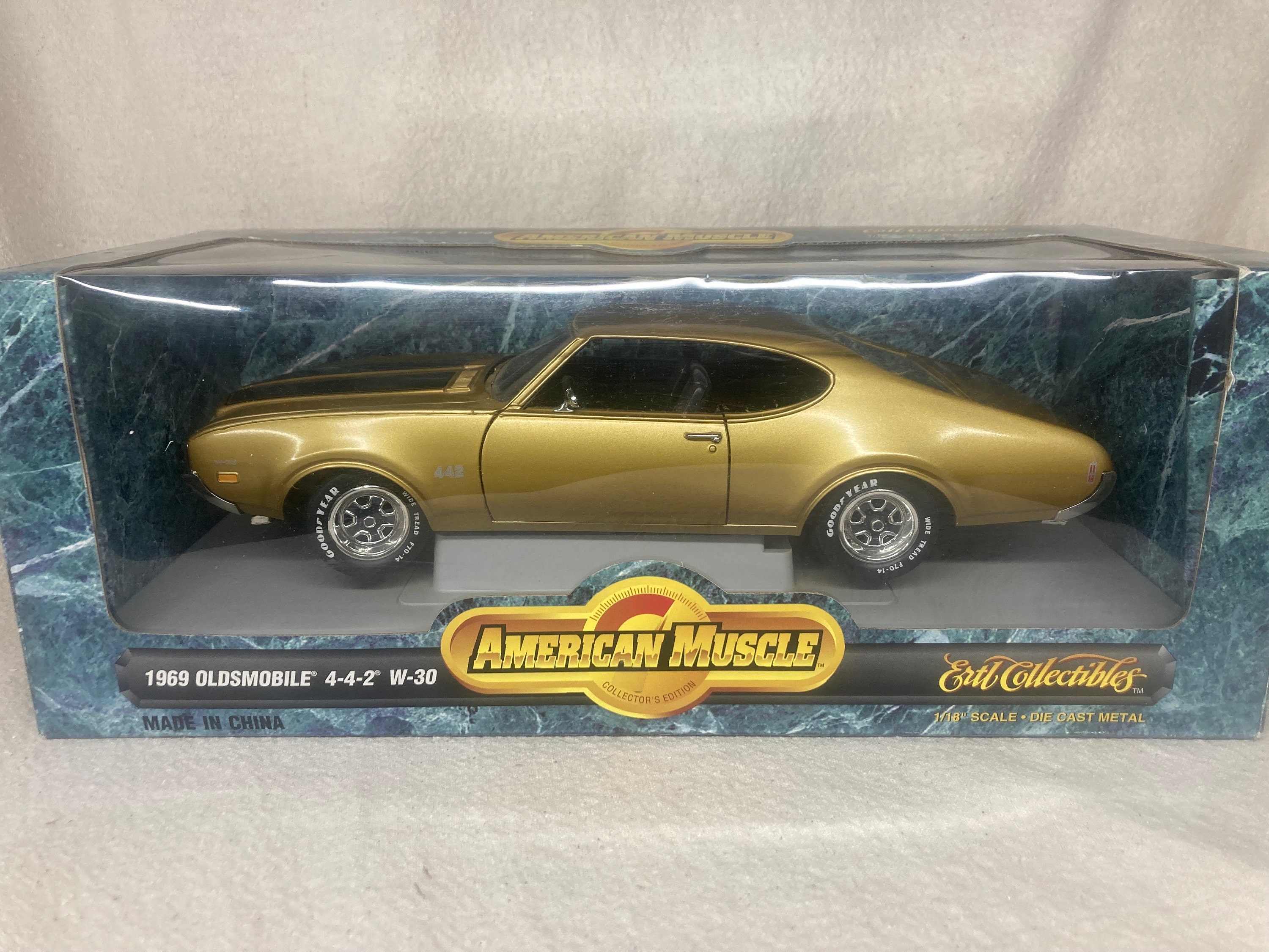 ERTL AMERICAN MUSCLE 1969 OLDSMOBILE 4-4-2 W-30 BLACK 1:18