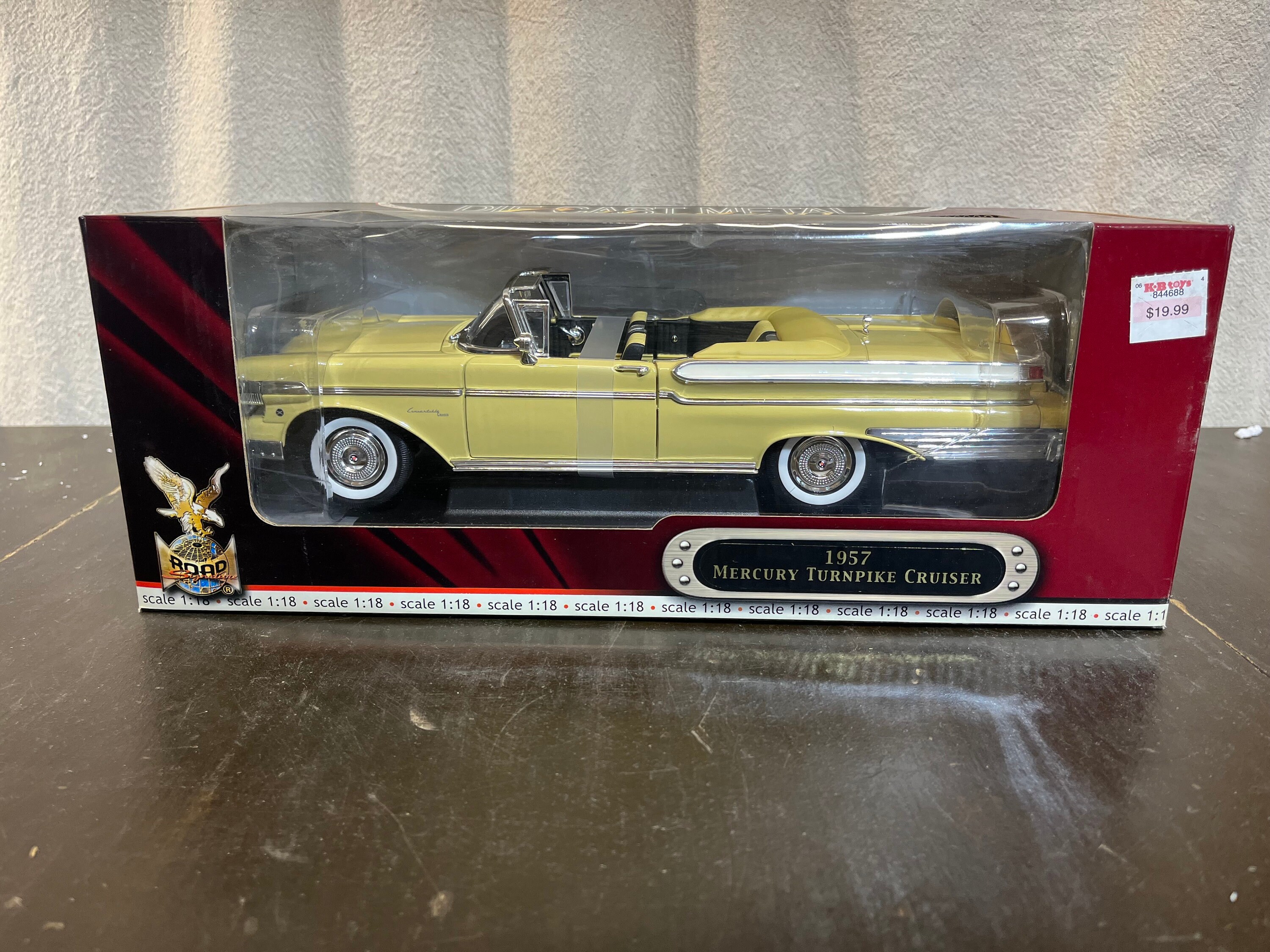 ダイキャストカー1/18 MERCRY TURNPIKE CRUISER 1/18 1957 MERCURY TURNPIKE CRUISER CONV.IN YELLOW BY ROAD