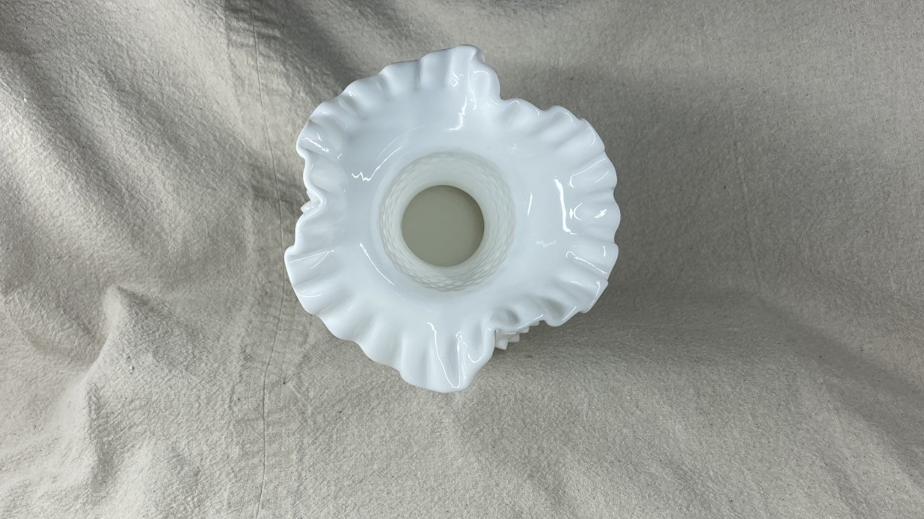 フェントン　ホブネイル　ホワイトガラス製フリルエッジ花瓶 フェントン ホブネイル ホワイト ミルクガラス 花瓶：フリルエッジ