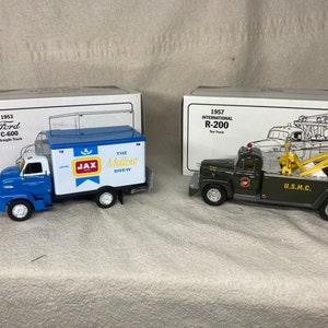 First Gear 1:34 Scale Die Cast | Choose from 1957 International R 200 Tow Truck or 1953 Ford C 600 Truck | Stock Number 18 1744 or 29 1461