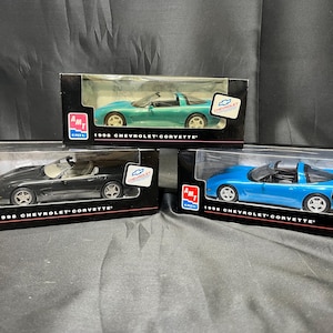 Puede incluir: Tres modelos de coches Chevrolet Corvette de 1996 en sus cajas originales. Los coches son de color negro, azul y verde. Cada coche est&aacute; en una caja de pl&aacute;stico transparente con una base negra y el texto "1996 Chevrolet Corvette".