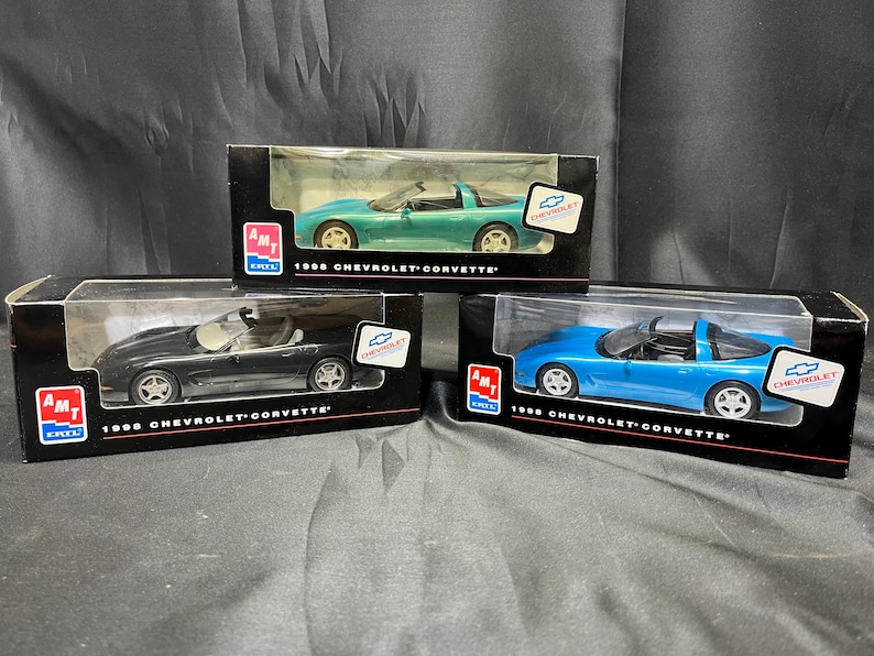 Puede incluir: Tres modelos de coches Chevrolet Corvette de 1996 en sus cajas originales. Los coches son de color negro, azul y verde. Cada coche est&aacute; en una caja de pl&aacute;stico transparente con una base negra y el texto "1996 Chevrolet Corvette".