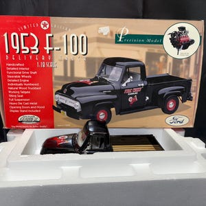 Puede incluir: Modelo negro de un camión de reparto Ford F-100 de 1953 con detalles rojos y texto "Fire Chief Gasoline". El modelo a escala 1:18 se presenta en una caja con la inscripción "Edición Limitada".