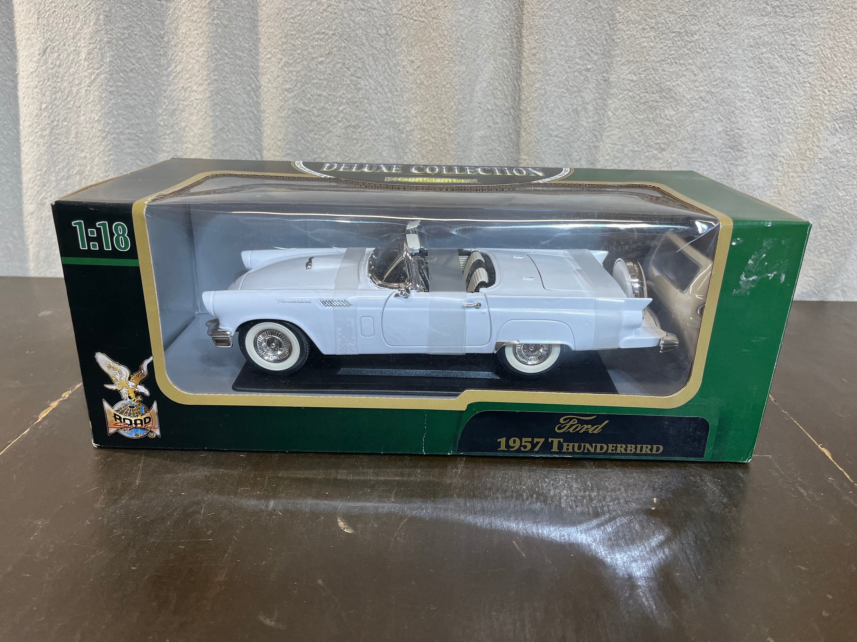 Road Legends 1:18 Scale 1957 Ford Thunderbird Road Legends Die-cast  Model Car Deluxe Collection Item #92358