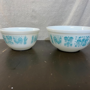 Vintage Pyrex Butterprint Mixing Bowl: Choice of #402 1.5 Quart or 403 2.5 Quart Mixing Bowl